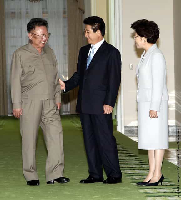 North Korean leader Kim Jong-Il (R) talks with South Korean President Roh Moo-Hyun (R) before their meeting