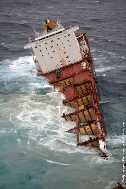 MV Rena Splits In Two After Large Swells
