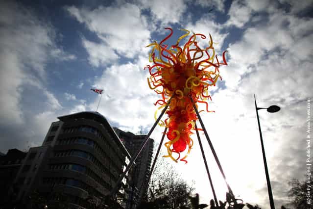 Dale Chihuly's 'Torchlight Chandelier' is unveiled in Park Lane
