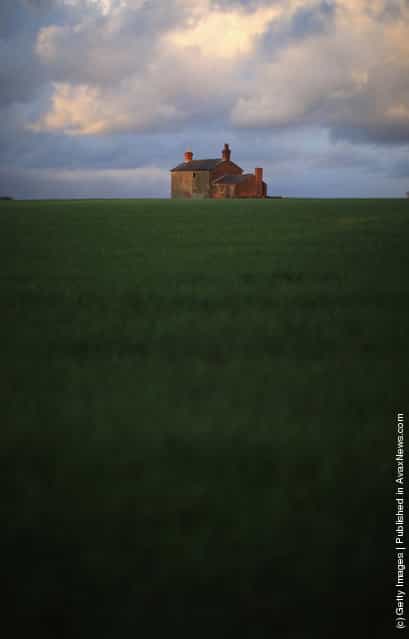 A derelict farm house adorns the horizon as it sits in a field in the Lancashire Countryside