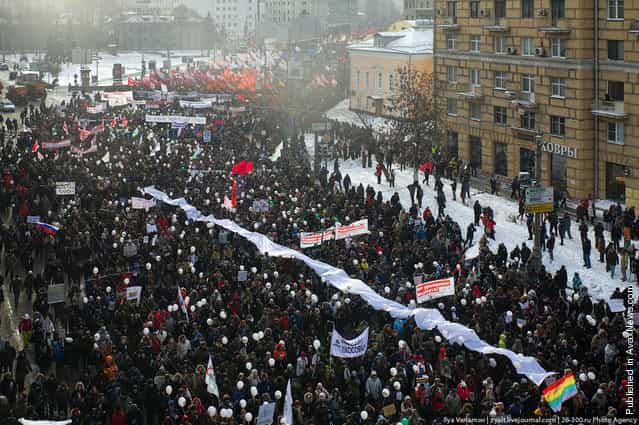 Russian oppostion activists take part in a rally and march to Bolotnaya Square on February 4, 2012 in Moscow, Russia