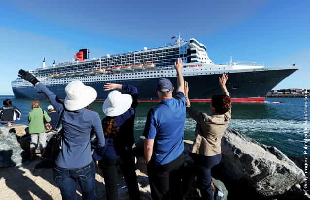 The Queen Mary 2 enters Fremantle Harbour on February 8, 2012 in Perth, Australia
