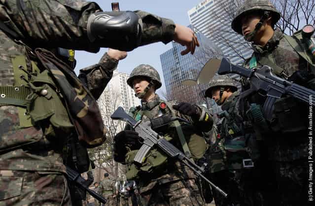 South Korean soldiers from Capital Defense Command participate in a anti-terror exercise