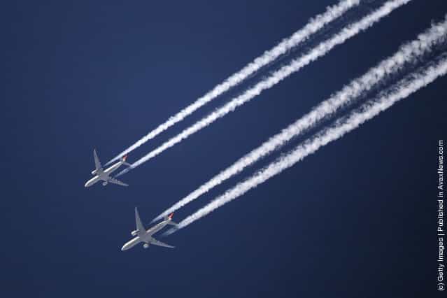 Two commercial airliners appear to fly close together as the pass over London