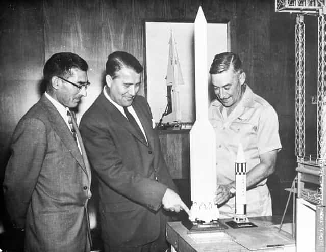 1959: German rocket scientist Wernher von Braun (1912 - 1977) explains how his Jupiter rocket will work
