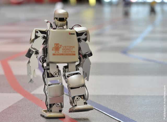 On February 26, 2011, in Osaka, Japan, a humanoid robot called Robovie PC-Lite takes the lead in a 42.195 km endurance competition – the worlds first full-length marathon for two-legged robots