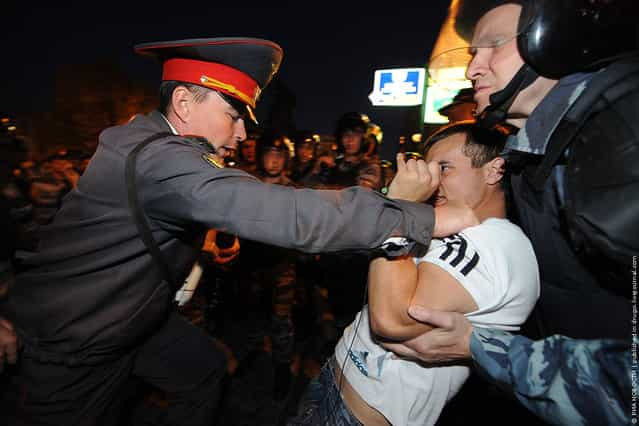 Anti-Putin Protestors Clash With Police In Moscow