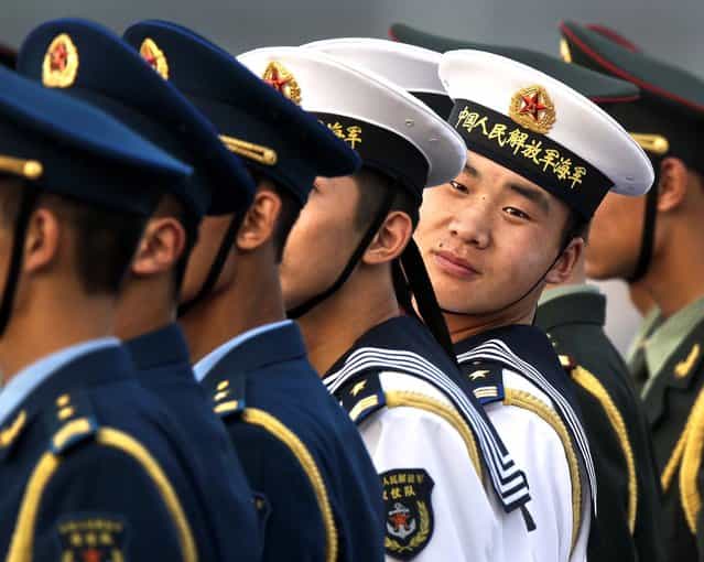 Chinese honor guards prepare for the arrival of Uzbekistan's President Islam Karimov at the Beijing Capital International Airport in Beijing for the Shanghai Cooperation Organization Summit on June 5, 2012