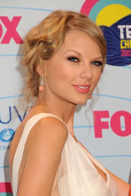Singer Taylor Swift arrives at the 2012 Teen Choice Awards at Gibson Amphitheatre on July 22, 2012 in Universal City, California. (Photo by Jeffrey Mayer)