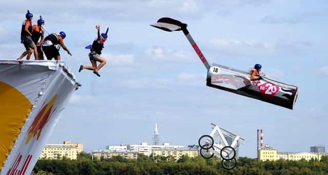 Russian competitors plunge into the water during the Red Bull Flugtag event in Moscow. (Photo by Natalia Kolesnikova/AFP)