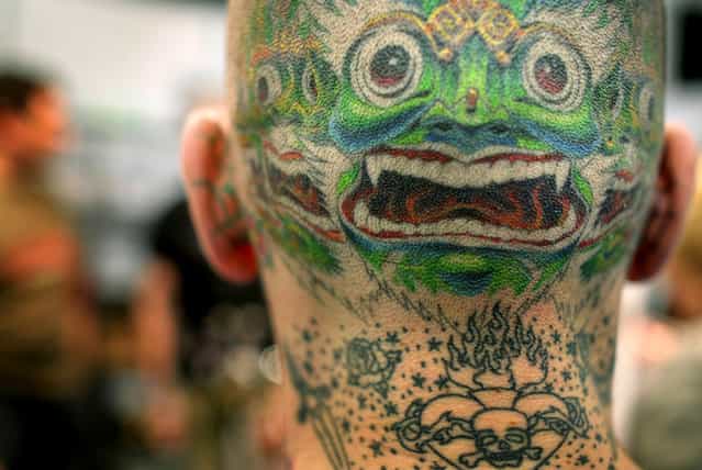 A man from Budapest sporting a tattoo on the back of his head, attends the 13th International tattoo convention in Frankfurt May 8, 2005. (Photo by Kai Pfaffenbach/Reuters)