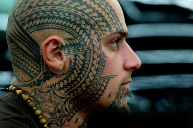 A man tattooed with a traditional pattern from New Zealand poses at the international tattoo convention in Frankfurt am Main, Germany, on March 30, 2012. (Photo by Boris Roessler/AFP)