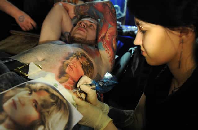 A tattoo artist works during an International Congress of Tattoo Artists in Moscow, on May 18, 2012. (Photo by Kirill Kudryavtsev/AFP)