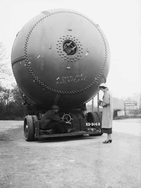 A photographer tries to take a picture of a fifty tonne accumulator which is being transported from Annan in Scotland to Uttoxeter, 9th May 1936. (Photo by Nick Yapp/Fox Photos)