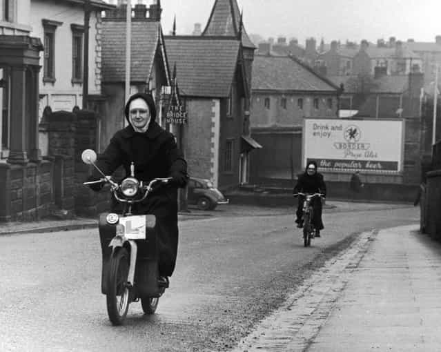 Two nuns riding mopeds, circa 1970. (Photo by Daily Express)
