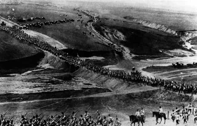 A long line of Russian troops marching westwards. September 1914.