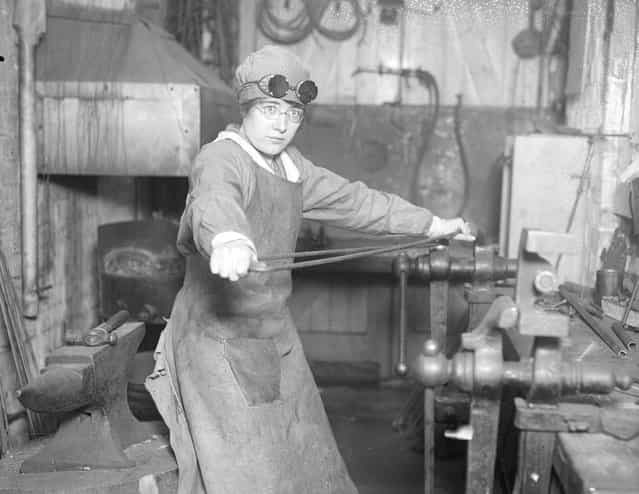 A woman shaping a steel knee splint at the Kensington War Hospital supply depot, November 1917. (Photo by Topical Press Agency)