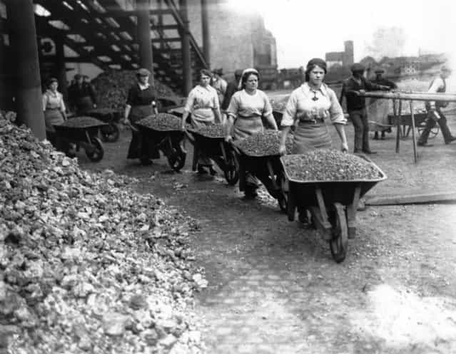 Women Navvies pushing loaded wheel barrows in Coventry during World War I, circa 1917. (Photo by Central Press)