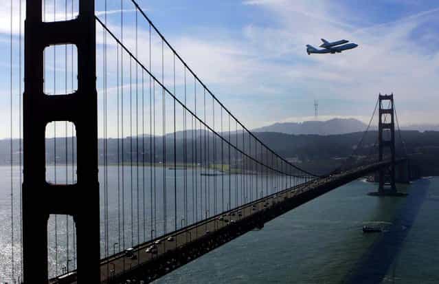 Flying aboard a specially modified 747 transport plane, space shuttle Endeavour makes a loop around the bay as it flies for the final time above San Francisco. (Photo by Ray Chavez/Contra Costa Times/MCT)