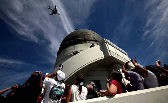 Shuttle fans watch as Endeavour flies over Griffith Park Observatory in Los Angeles. (Photo by Brian van der Brug/Los Angeles Times/MCT)
