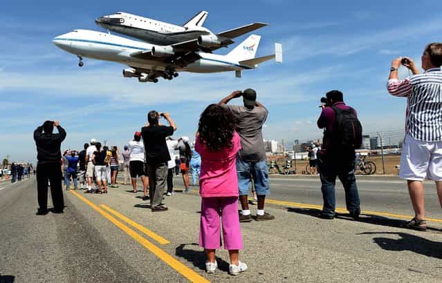 People stand along Aviation Blvd. as the space shuttle Endeavour lands at LAX in Los Angeles. (Photo by Wally Skalij/Los Angeles Times/MCT)