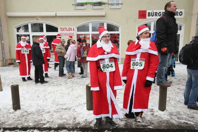 Participants dressed as Santa Claus gather shortly before the 4th annual Michendorf Santa Run (Michendorfer Nikolauslauf) on December 9, 2012 in Michendorf, Germany. Over 800 people took part in this year's races that included children's and adults' races. (Photo by Sean Gallup)