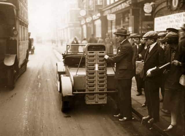 A [money-in-the-slot] automatic fruit and nut vending machine attached to a car, on display in Britain for the first time, 1928. (Photo by J. Gaiger)