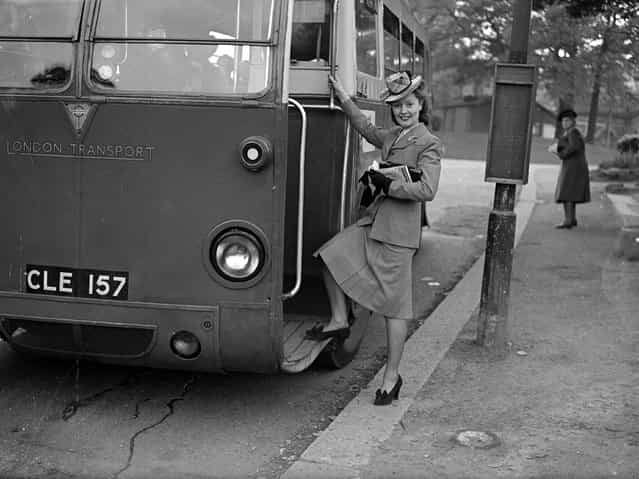 Winifred Shotter, the new television announcer stepping onto a London Transport bus. 3rd May 1946. (Photo by Stanley Sherman/Express)