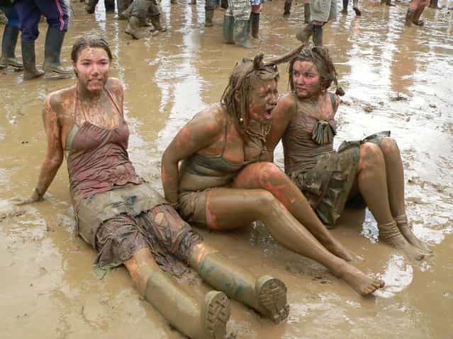 [Girls covered in mud]. (Photo by Carina)