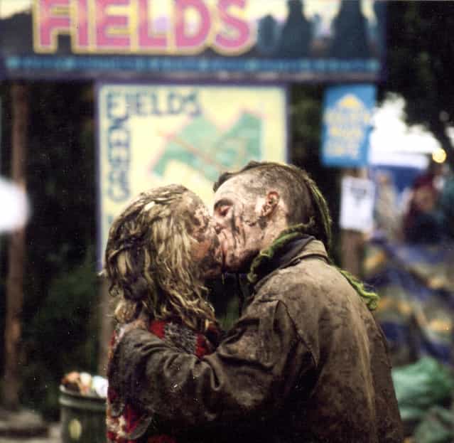 [Muddy Kiss Glastonbury 1997]. (Photo by Steve Weaver)