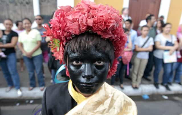 A dancer with his face painted with black oil takes part in the IX International Festival of Poetry in Granada city, about 45 km (28 miles) south of Managua, February 20, 2013. About 300 poets from around the world along with Nicaraguans participated in the IX international poetry festival dedicated to Nicaraguan poet Ernesto Cardenal who won the Queen Sofia Prize of 2012. (Photo by Oswaldo Rivas/Reuters)