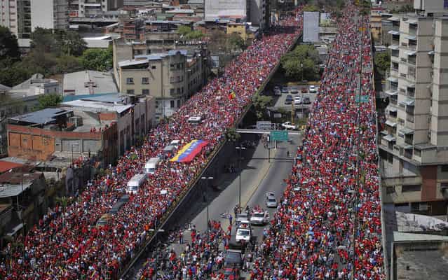 The coffin of Venezuela's late President Hugo Chavez is driven through the streets of Caracas after leaving the military hospital where he died of cancer, in Caracas, March 6, 2013. Authorities have not yet said where Chavez will be buried after his state funeral on Friday. (Photo by Marco Bello/Reuters)