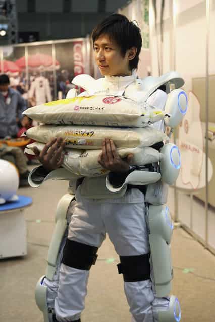 Robot suit "Hybrid Assistive Limb (HAL)" worn by a man developed by University of Tsukuba is seen lifting a 30kg weight during 2005 International Robot Exhibition on November 30, 2005 in Tokyo, Japan. By wearing the power suit, it makes it easier to move and lift heavy things. The Exhibition is on until December 3. (Photo by Koichi Kamoshida)