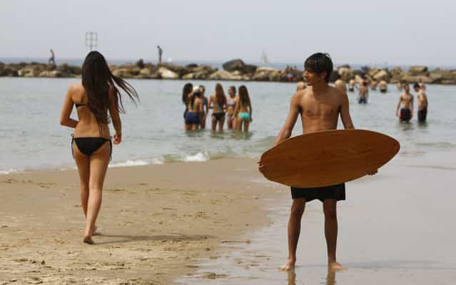 Israelis enjoy good weather on a beach in Tel Aviv, on March 15, 2013. In Israel everything becomes warmer, and this Friday temperature rose to 33 degrees Celsius. (Photo by Nir Elias/Reuters)