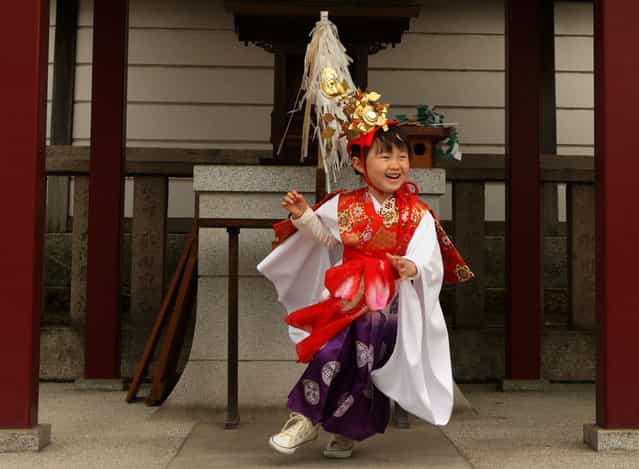 A young girl wears a traditional costume to take a part in the Ochiogosan parade during the Mitsuyama Taisai Festival of Itate Hyozu Shrine at Shirahama on March 31, 2013 in Himeji, Japan. The festival has been held once every 20 years since 1593. Priests of the Itate Hyozu Shrine welcome all the gods across the country from the top of 'three mountains' and treat with food for seven days starting today, praying for peace and prosperity. (Photo by Buddhika Weerasinghe)