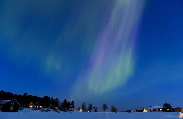 The northern lights shimmer at twilight on March 17, 2013, between the towns of Are and Ostersund in Sweden. (Photo by Jonathan Nackstrand/AFP Photo)