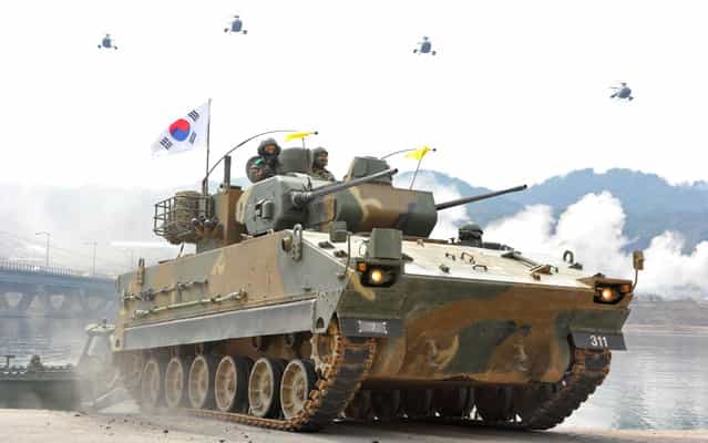 The South Korean military conducts exercises in Hwacheon near the border with North Korea, on April 1, 2013. (Photo by Kim Jae-hwan/AFP Photo)