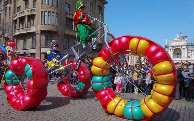 Alexey Kravtsov photographed this awesome tricycle with enormous balloon wheels being ridden, of course, by clowns. The spectacular sight was part of a parade taking place during the Humorina carnival, an annual festival of humour held in the Ukrainian city of Odessa on or around April Fool’s Day, on April 1, 2013. (Photo by Alexey Kravtsov/AFP Photo)