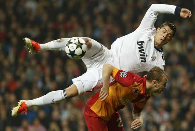 Real Madrid's Cristiano Ronaldo disputs a ball over Galatasaray's Semih Kaya during Champions League quarter-final, first leg soccer match at Santiago Bernabeu stadium in Madrid April 3, 2013. (Photo by Susana Vera/Reuters)