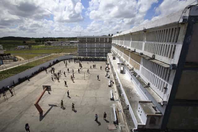 Prisoners stand in the outdoor patio inside the Combinado del Este prison during a media tour of the prison in Havana, Cuba, Tuesday, April 9, 2013. Cuban authorities led foreign journalists through the maximum security prison, the largest in the Caribbean country that houses 3,000 prisoners. Cuba says they have 200 prisons across the country, including five that are maximum security. (Photo by Franklin Reyes/AP Photo)
