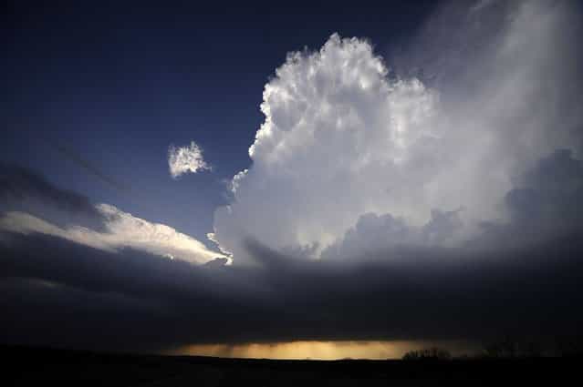 A supercell storm west of Newcastle, Texas tries to build up strength April 9, 2013. Many of the storms in Tornado Alley that were forecast to be severe this week were taken out by a cold front from Canada. Picture taken April 9, 2013. (Photo by Gene Blevins/Reuters)