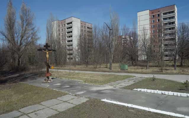 A crucifix is seen in the deserted Ukrainian town of Pripyat April 23, 2013. Ukraine will mark the 27th anniversary of the Chernobyl disaster, the world's worst civil nuclear accident, on April 26. (Photo by Gleb Garanich/Reuters)