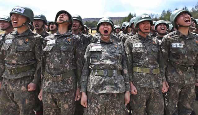 South Korean army soldiers yell during a military exercise in Yeong Cheon, South Korea, on May 2, 2013. (Photo by Han Jong-chan/Yonhap)