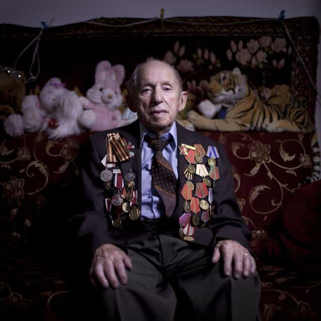 In this photo made Friday, April 12, 2013, Soviet Jewish World War Two veteran Tchudnovsky Itzhak poses for a portrait at his house in the southern Israeli city of Ashkelon. Tchudnovsky joined the Red Army in 1942 and was an artillery commander at the Stalingrad front. About 500,000 Soviet Jews served in the Red Army during World War Two, and the majority of those still alive today live in Israel. (Photo by Oded Balilty/AP Photo)