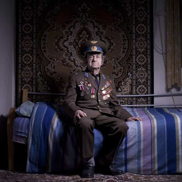 In this photo made on Friday, April 12, 2013, Soviet Jewish World War veteran Aharon Kavishaner poses for a portrait at his house in the southern Israeli city of Ashkelon. Kavishaner joined the Red Army in 1942, as an air force mechanic and served in the 4th Ukrainian Front, a Soviet army group. Kavishaner immigrated to Israel in 1991. About 500,000 Soviet Jews served in the Red Army during World War Two, and the majority of those still alive today live in Israel. (Photo by Oded Balilty/AP Photo)