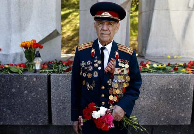 Aleksey Asolski, a 91 -year-old veteran of World War II, joins Victory Day celebrations at the Antakalnis memorial in Vilnius, Lithuania on Thursday. (Photo by Mindaugas Kulbis/Associated Press)