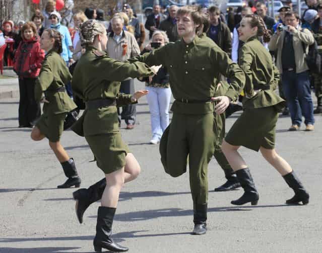 Youths dressed in Red Army uniforms participate in a street performance ahead of Victory Day in the Russian Siberian city of Krasnoyarsk, May 7, 2013. Russia marks its victory over Nazi Germany in World War Two every year on May 9. (Photo by Ylia Naymushin/Reuters)