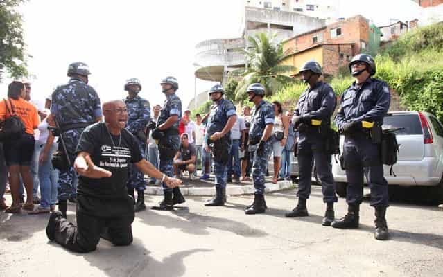 Representatives of the Union of the Municipality of Salvador Servers (Sindseps) protest in the district of Barris, central Salvador, on May 14, 2013. Municipal employees remain on strike indefinitely. (Photo by Ulisses Dumas/BAPress/Estadão Conteúdo)
