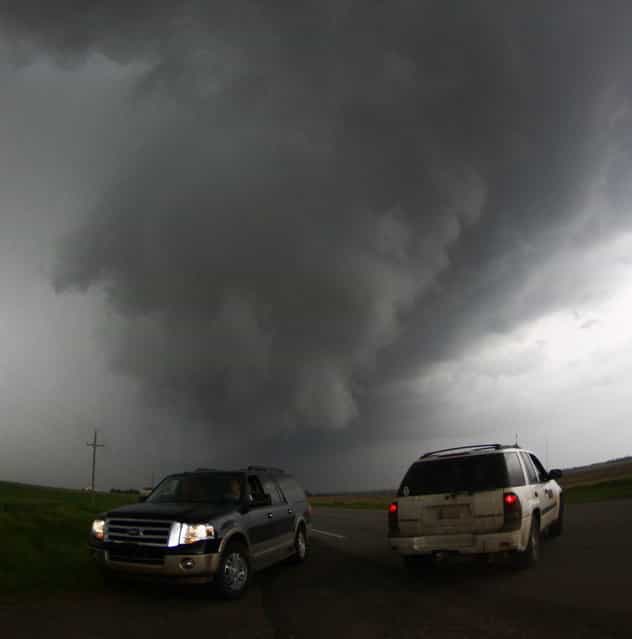 Storm chasers get close to a tornadic thunderstorm, one of several tornadoes that touched down, in South Haven, Kansas, May 19, 2013. (Photo by Gene Blevins/Reuters)