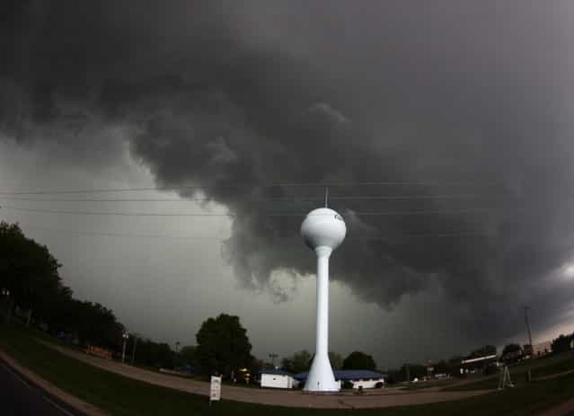 A tornadic thunderstorm passes over Clearwater, in Kansas May 19, 2013. (Photo by Gene Blevins/Reuters)